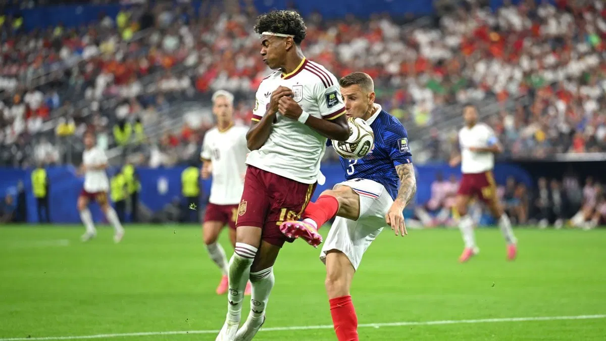 Acción defensiva de España ante Francia en la semifinal del Mundial 2026
