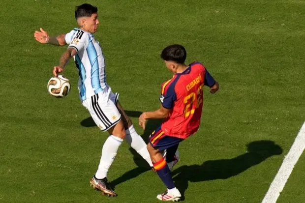 Enzo Fernández ve la tarjeta roja en la final Argentina España del Mundial 2026