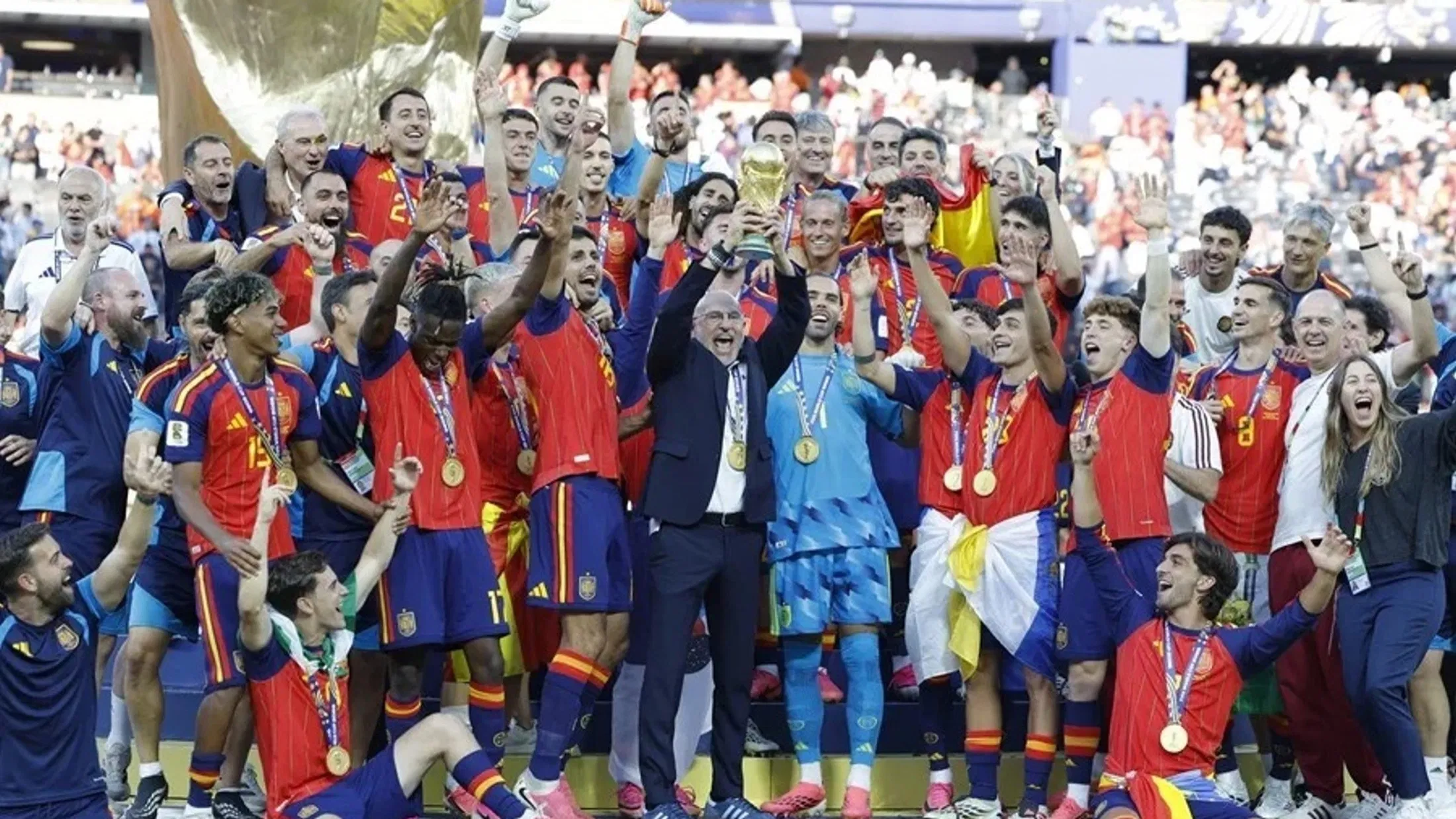 Grupo de España campeón del Mundial 2026 celebrando el título