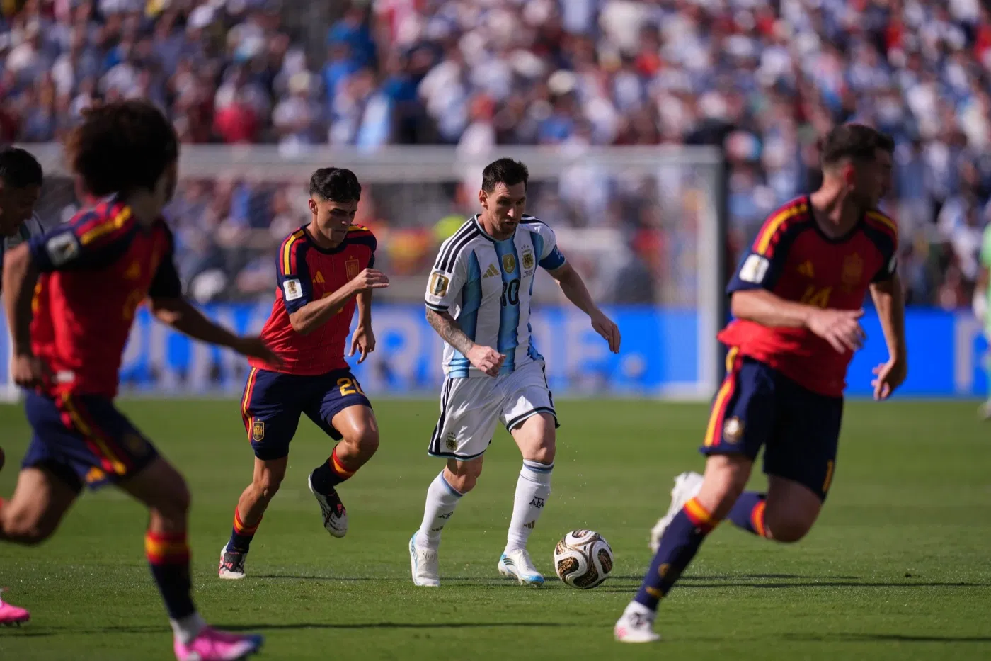 Leo Messi conduce el balón ante España en la final del Mundial 2026