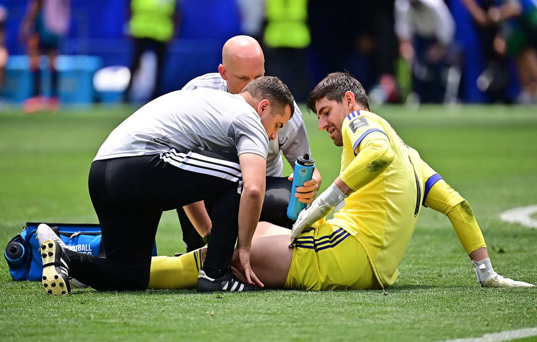 Thibaut Courtois es atendido durante el Bélgica España del Mundial 2026